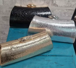 Clutch o cartera de mano rígida