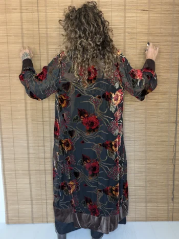 Kimono largo con flores de terciopelo devoré